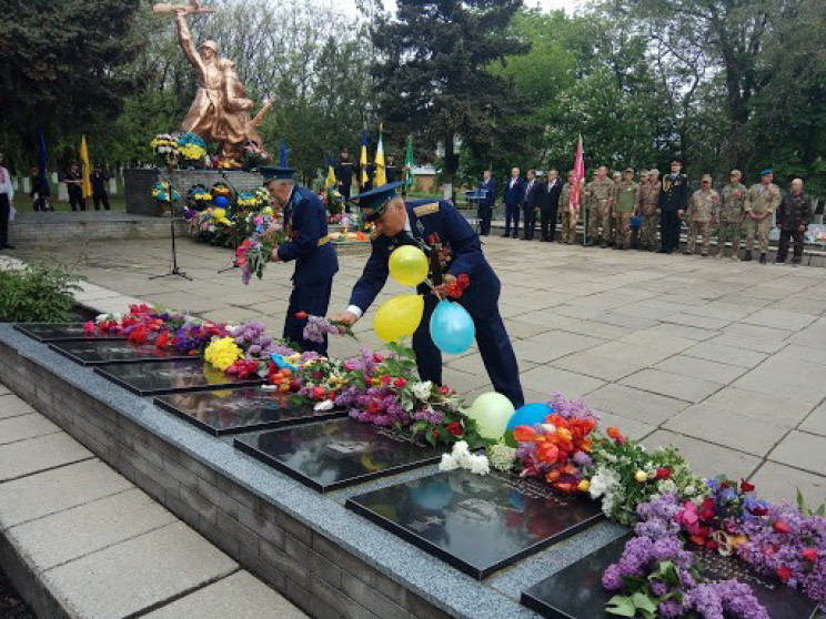 В Запорожье 9 мая к памятникам с цветами…