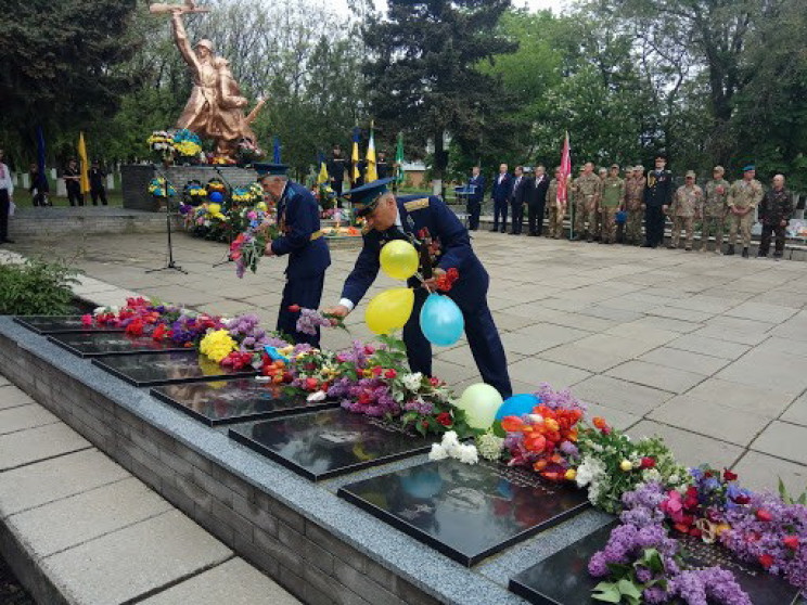 На Запоріжжі 9 травня до пам’ятників із…