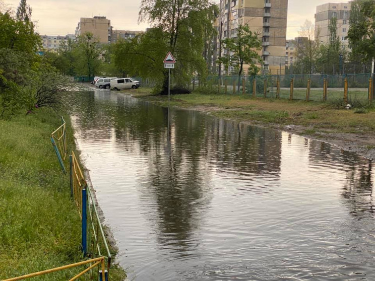 Нескінечне плавання: Чому Київ затоплює…