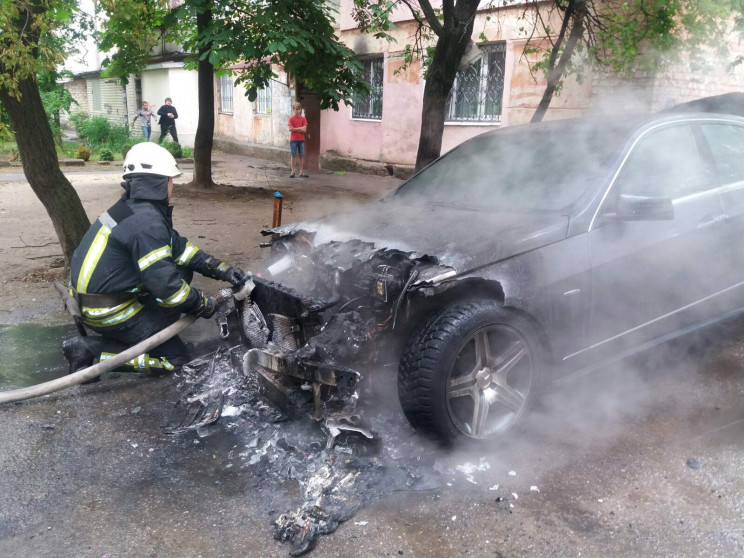 В Херсоне на парковке сгорел "Мерседес"…