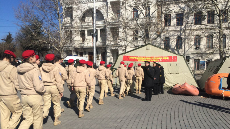 Тотальна мілітаризація: Як в Криму пропа…