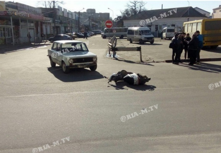 У Мелітополі водій на "ВАЗі" збив скутер…