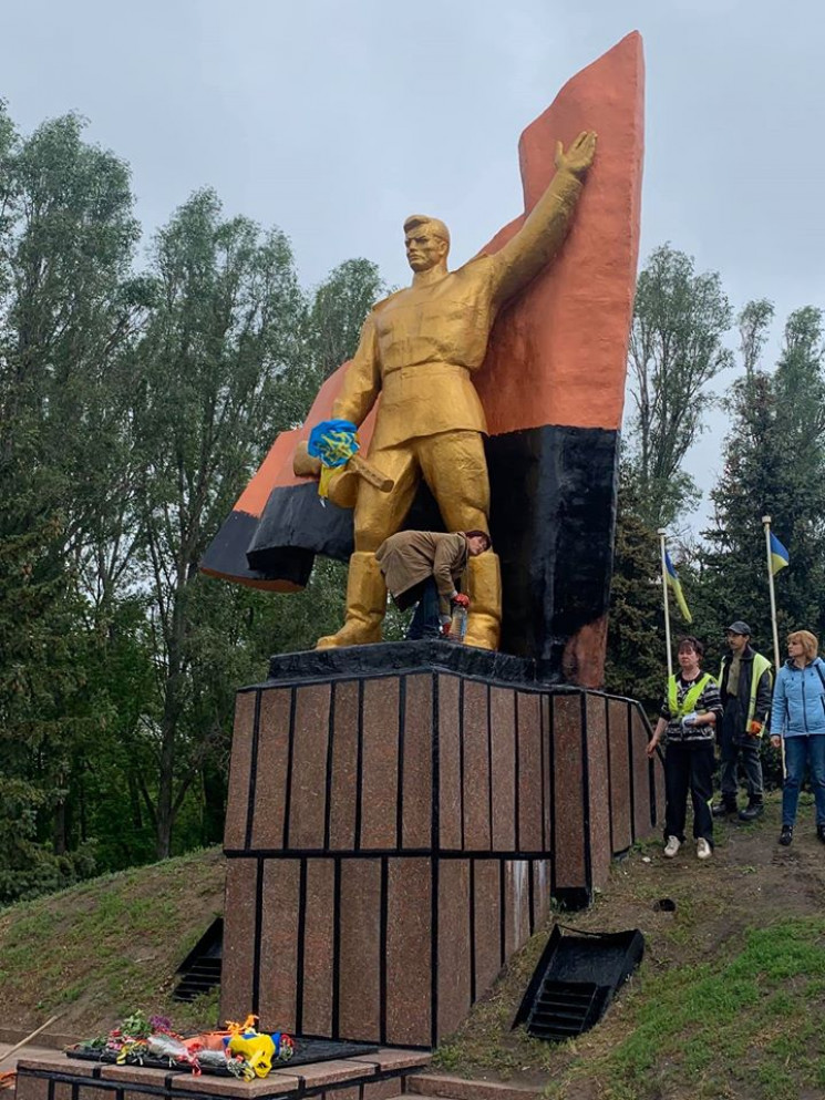 У Слов'янську прапор на монументі з радя…