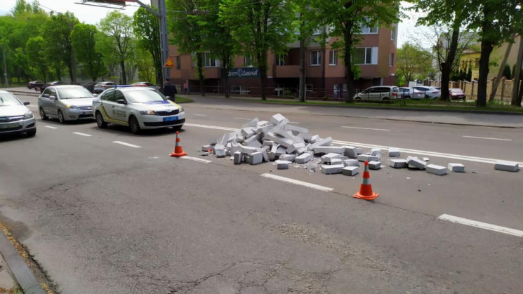 У Львові серед вулиці невідомі висипали…