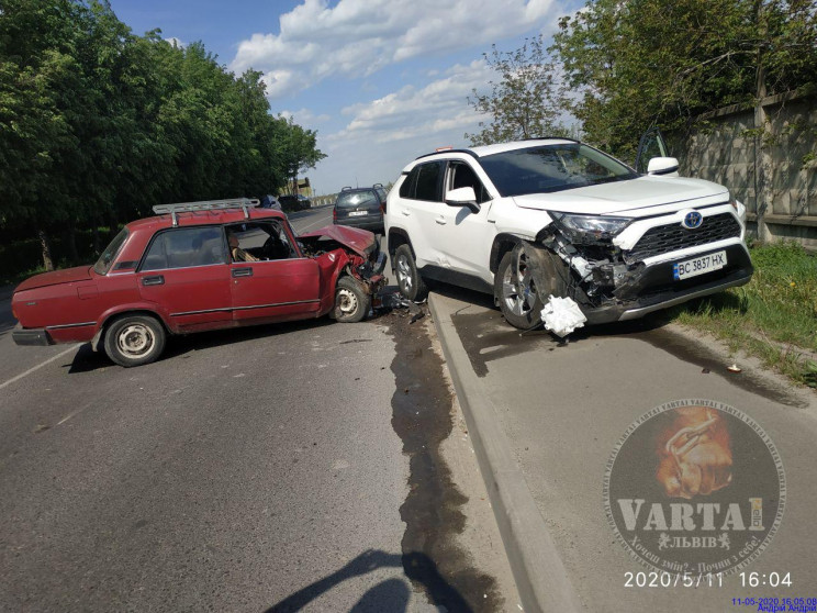 На повороті на Зимну Воду зіткнулися авт…