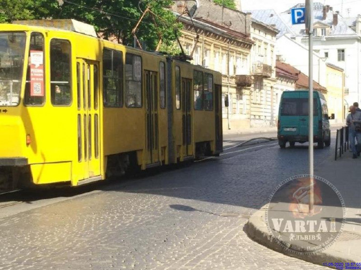 У Львові на одній з вулиць піднялися тра…