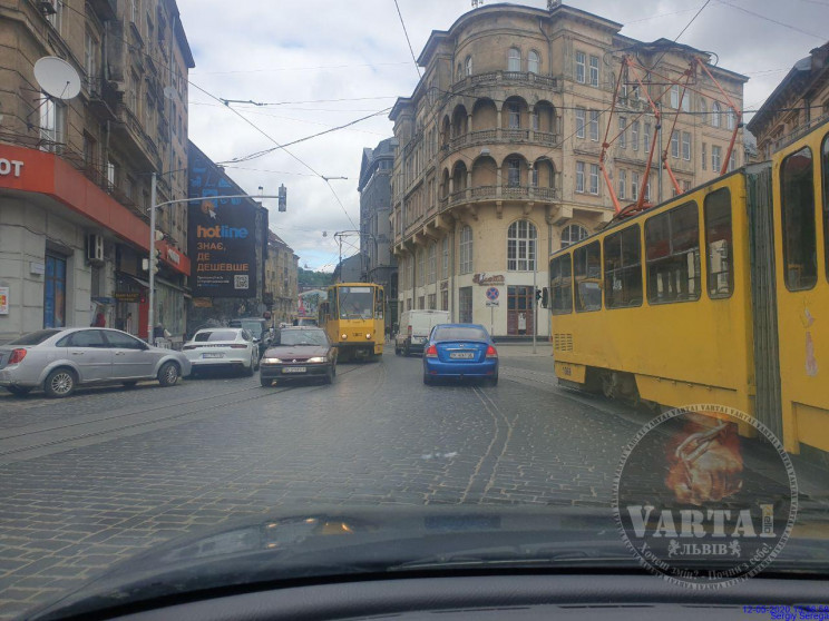 У Львові зупинилися трамваї (ФОТО)…