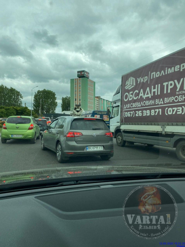 На Липинського зупинився рух транспорту…