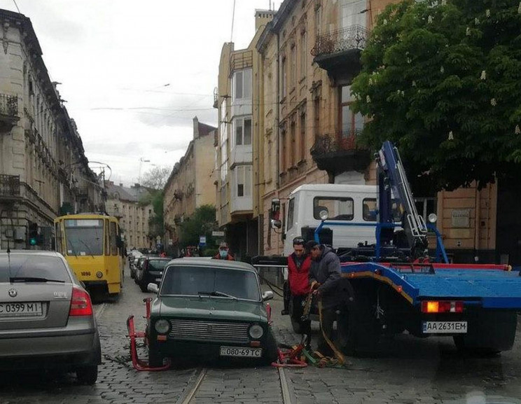 У Львові автомобіль ледь не загубив коле…