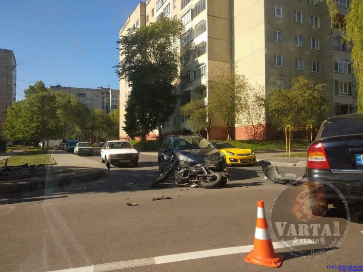 На Сихові зіткнулися автомобіль і мотоци…