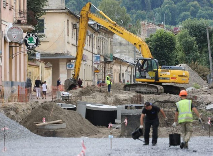 Як у Львові ремонтують Хмельницького…