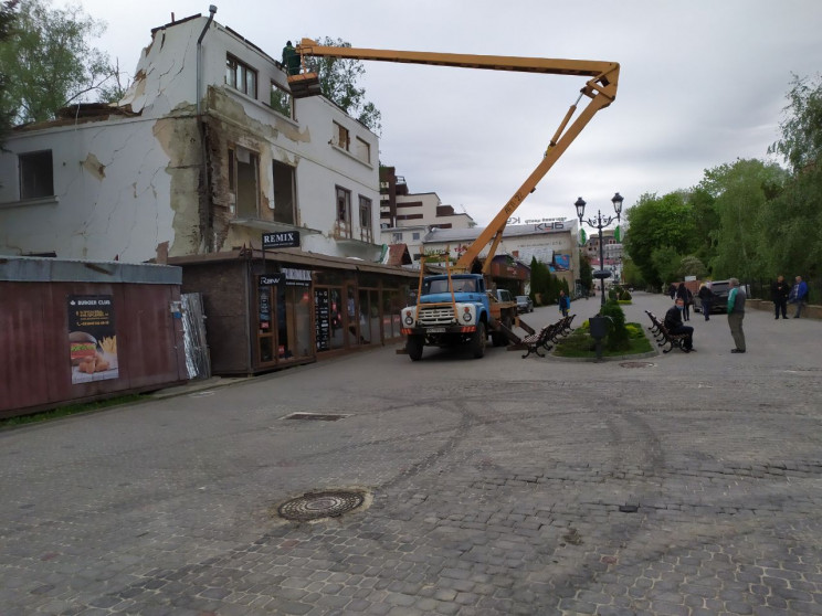 Як у центрі Трускавця розбирають будинок…