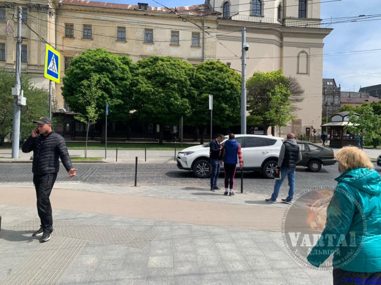 У центрі Львова автомобіль збив людину (…