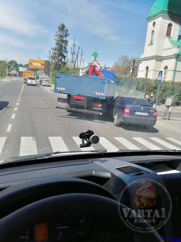 У Винниках зіткнулися вантажівка і легко…
