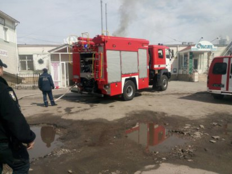 Сумські рятувальники гасили пожежу у буд…