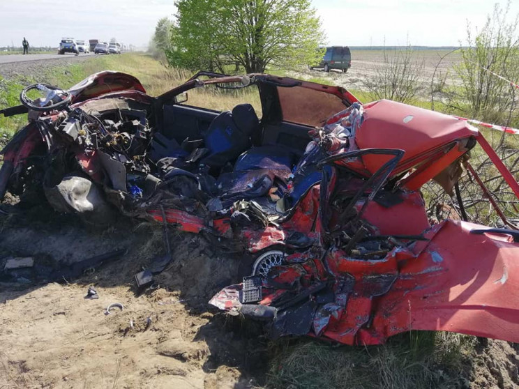 Вантажівка розчавила легковик з батьком…