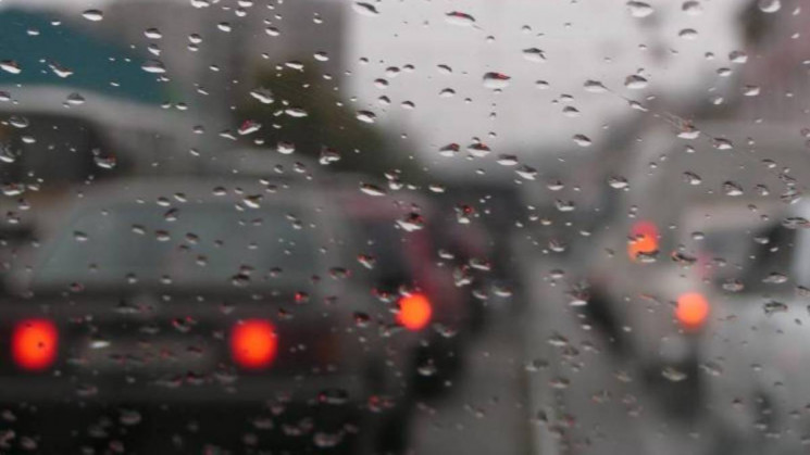 Транспортний колапс: Через дощ столичні…