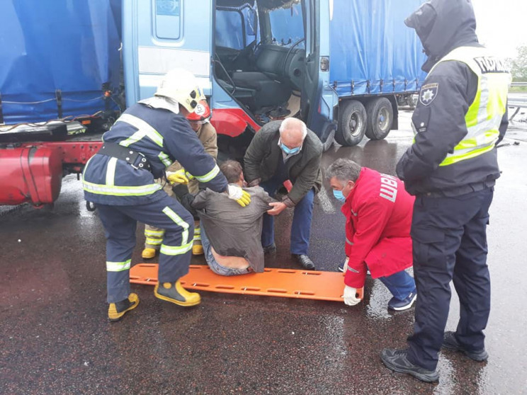 У Дубенському районі вантажівка "згорнул…