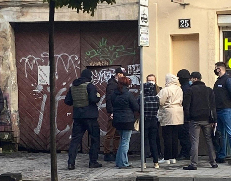 У Львові затримали групу людей, яка займ…
