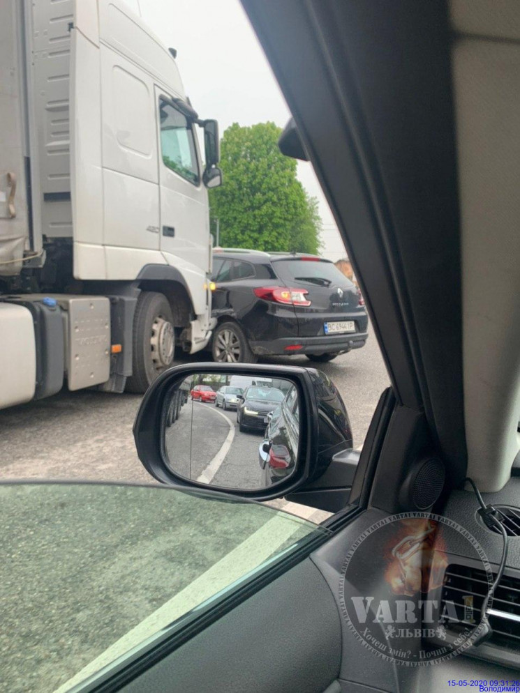 У Львові вантажівка вдарила легковий авт…