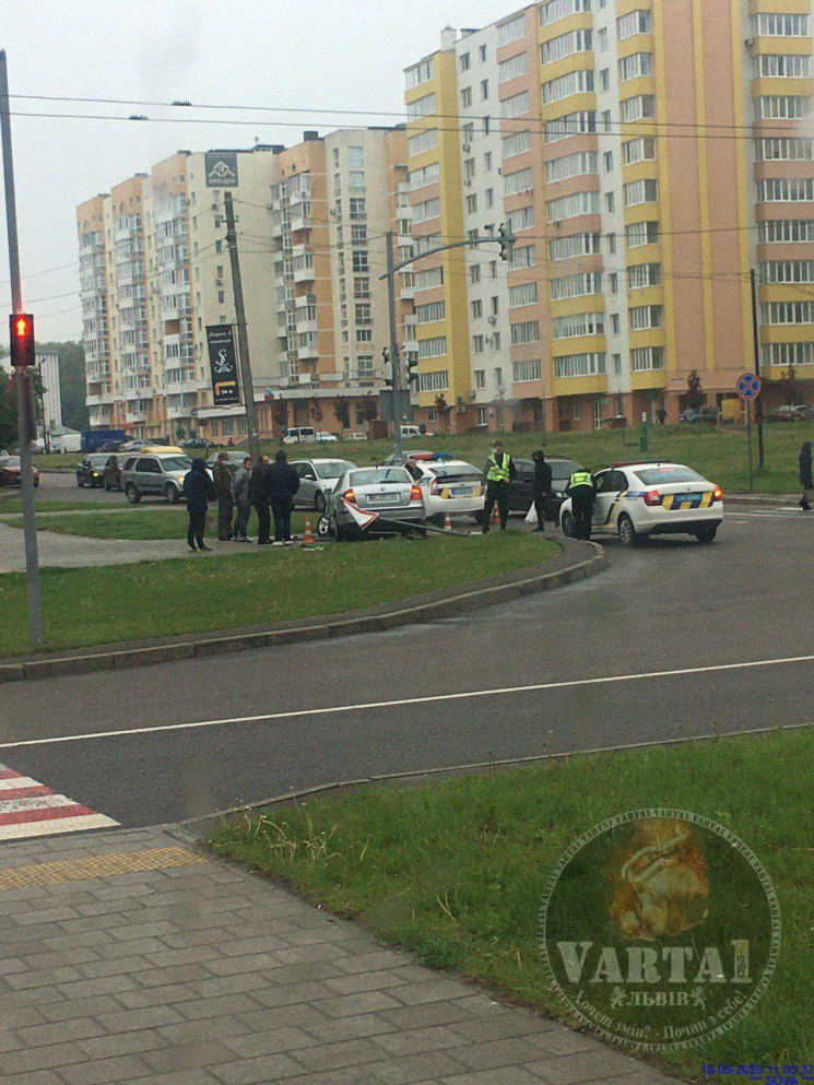 На Сихові автомобіль вилетів з дороги і…