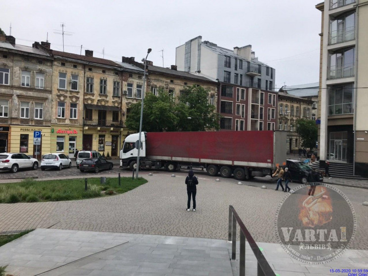 Вантажівка заблокувала рух транспорту у…