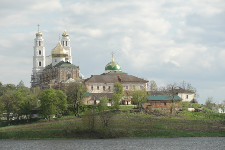 Спалах у монастирі: Ще в 11 монахів чоло…