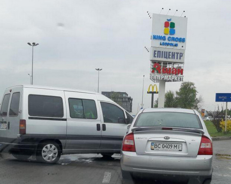 У Львові сталася перша ДТП на парковці т…