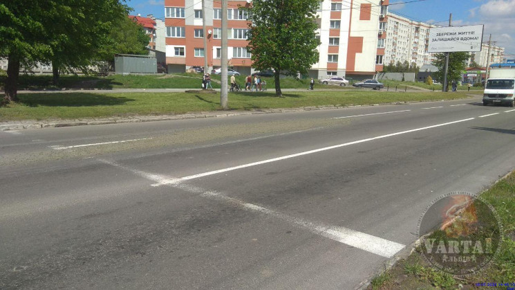 У Львові автомобіль вилив бетон серед ву…