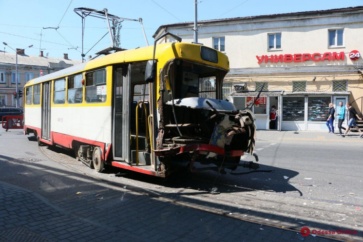 В Одесі у трамвая знесло половину кабіни…