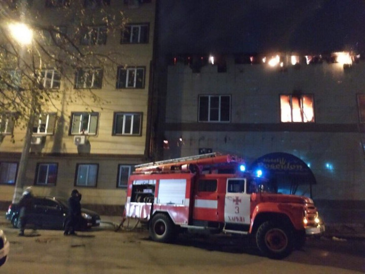 В центре Харькова всю ночь горел банный…
