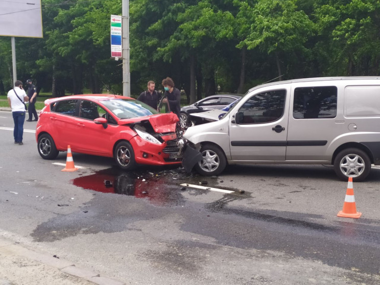У Львові сталося лобове зіткнення автомо…