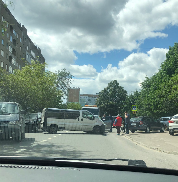У Львові автомобілі зіткнулися біля школ…