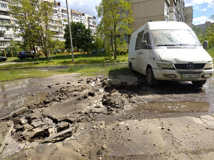 Тріснув асфальт і усе затопило: На столи…