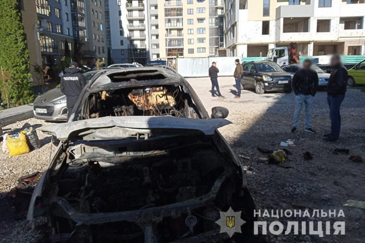 Посеред Тернополя підпалили автівку…