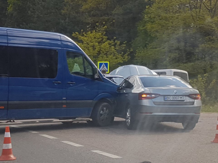 У Львові на об'їзній мікроавтобус протар…