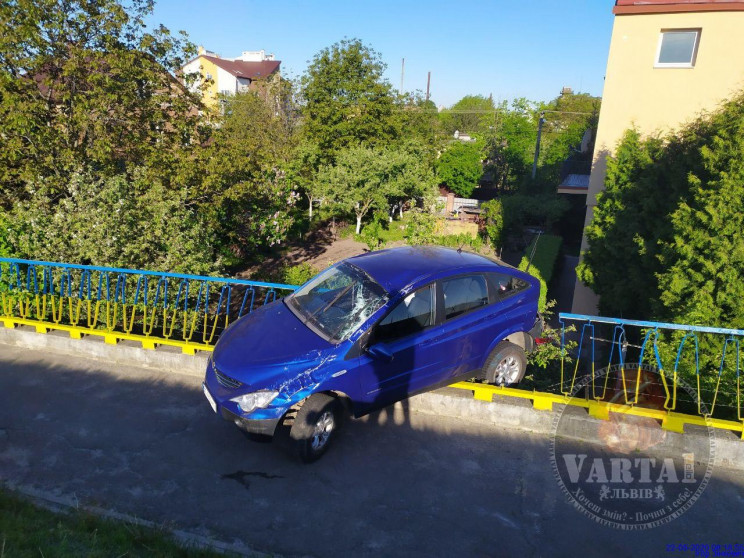 Автомобіль протаранив сихівський міст і…