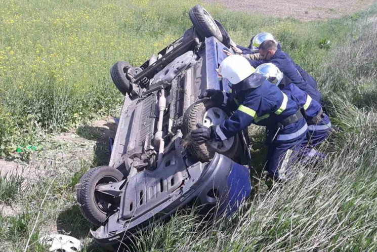 В Острозькому районі автомобіль злетів з…