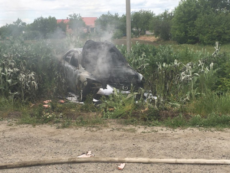 На запорізькій трасі вщент згоріла "Мазд…