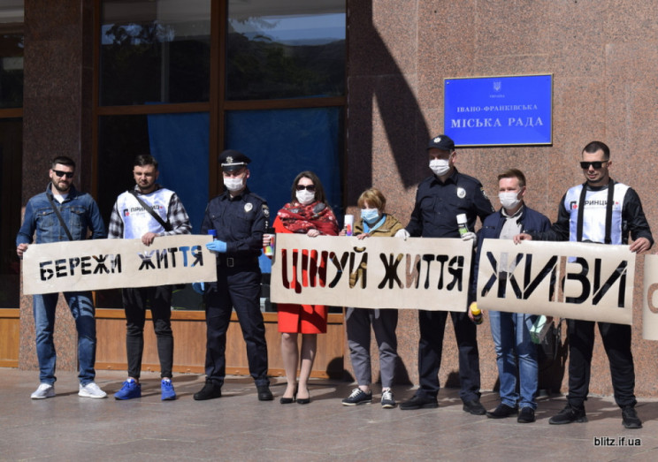 У Франківську активісти разом з поліцейс…