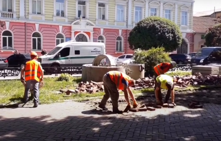 В Ужгороде на Петефи "разбомбили" зелену…