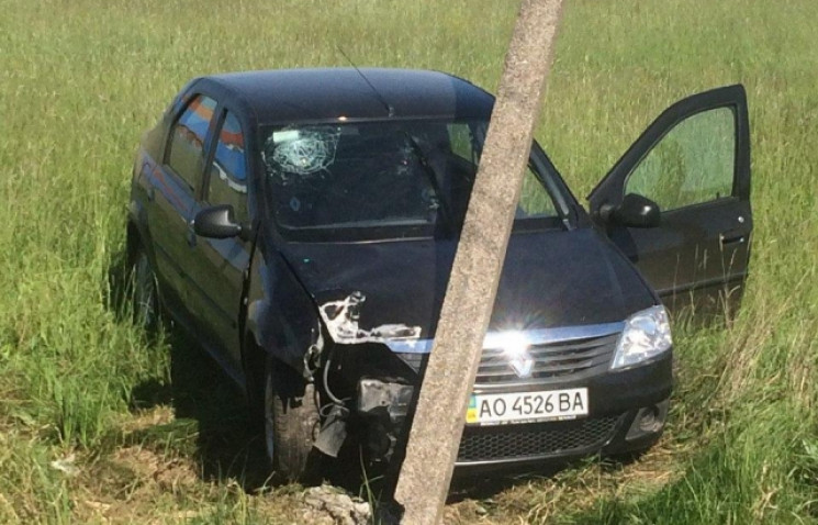 На Закарпатье автомобиль "снес" бетонный…