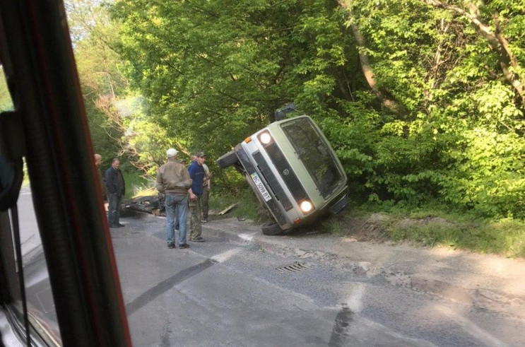 У Львові автомобіль перекинувся на бік (…