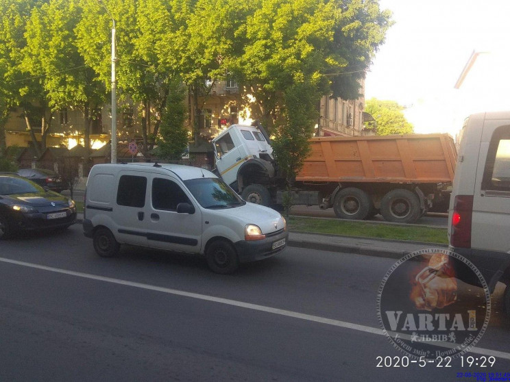 Вантажівка заблокувала рух транспорту у…