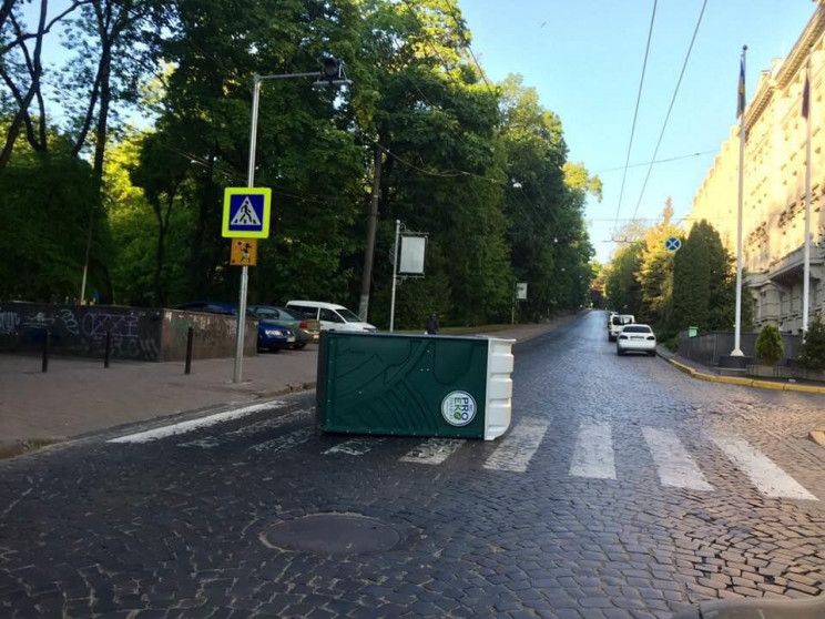 В центрі Львова на пішохідному переході…