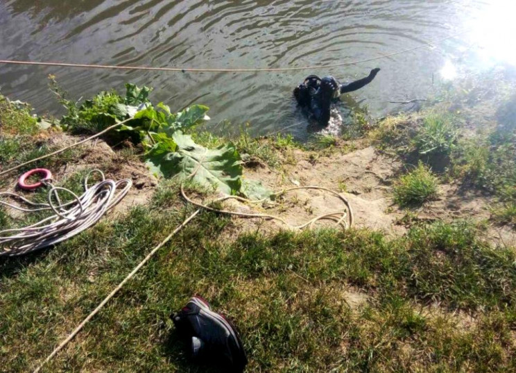 На Одещині автівка впала в річку, водій…