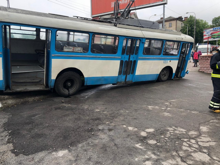 У Рівному тролейбус  злетів з мосту і пе…