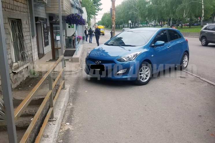 У центрі Дніпра автівка автохама перекри…