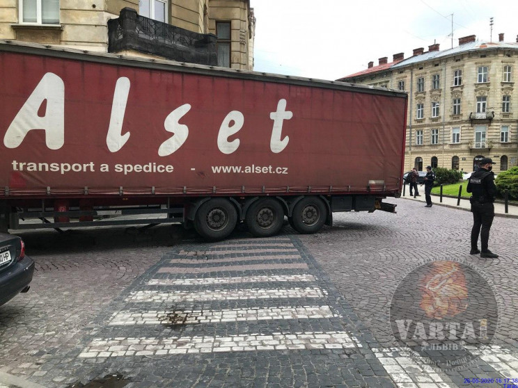 Харківська вантажівка заблокували рух бі…