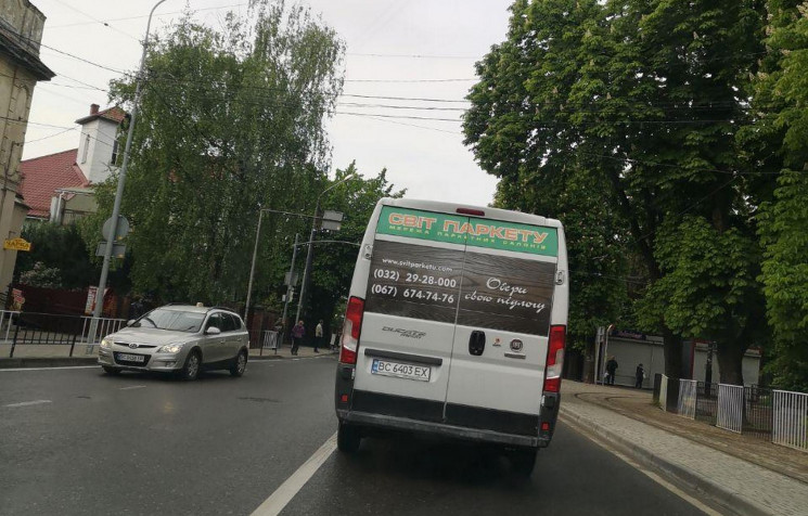 У Львові зіткнулися бус і легковий автом…